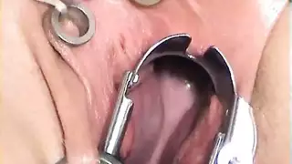  شاب مهيمن يستعبد زوجة أخيه في مشهد إباحي صريح من نوع بي دي إس إم