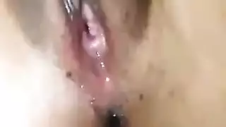 عاهرة مصرية تصور نفسها وهي تستمني حتى تصل لذروة قوية