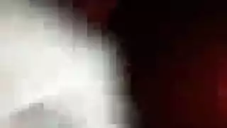 دفعات المراهق تجعل كسها يصفق ويئن