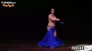 راقصة مثيرة في ملابس داخلية زرقاء تمارس الجنس بعد العرض