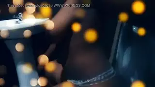 فتاة سمراء جذابة تحصل على تدليك للكبار مجانًا من عائلتها