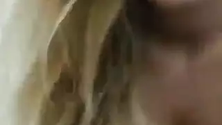 تئن بينما يضرب نقطة الإثارة لديها من الخلف