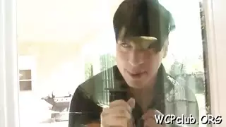 مؤخرة عارية وشعر ذهبي: الإعداد المثالي للجنس الخشن