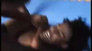 بوس الذي يستأجر العمال للتأكد من أن الفتيات لا يحصلن على قرنية شديدة سئمت منهن