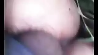 فتاة آسيوية بريئة تريد جماعًا قذرًا أثناء الصب