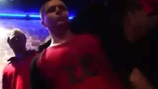 القضيب الأسود الضخم يتحمل جماعًا جحيميًا ويقذف بقوة