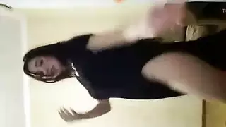 فتاة عربية إباحية تظهر كل شيء في رقصة ساخنة