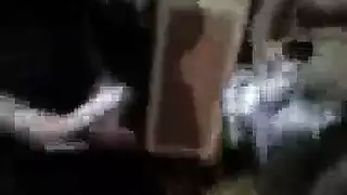 مفاجأة ليلة الزفاف: رجل متنكر يمارس الجنس مع فتاة صغيرة في غرفتها