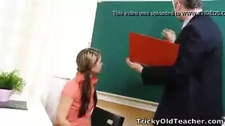 مدرس مثير يضاجع طالبة راسبة لتحسين درجاتها بورن مدرسي صريح