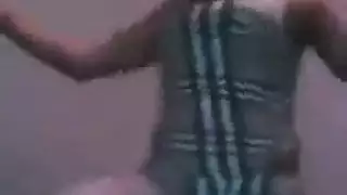 عاهرة جزائرية أم تكشف فرجها السمين وتتوسل لجماع شرجي قاسٍ