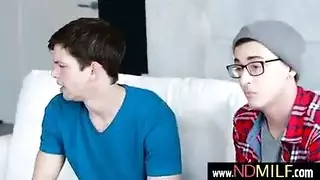 نيك الميلفاية الساخنة من صديق ابنها بعد أن كشفت له بزازها الجامدة