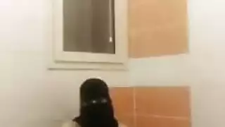 نساء عربيات محجبات متحررات في مشهد جنس جماعي صريح