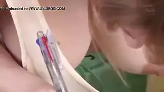 أثاث منتفخة وحلمات قائمة: مشهد جنسي لنجمة إباحية