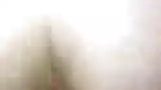 زوجة الأب تنزل، تبلع بعمق وتلعق الخصيتين من أجل هزة جماعية كبيرة