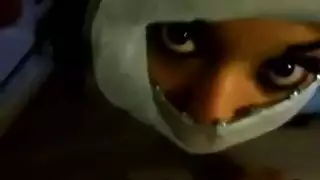 خيال جنسي صريح: امرأة منقبة تختنق بالقضيب وتمتلئ