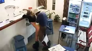 مشهد حانة صعب: جندي ونادلة في فعل شرجي