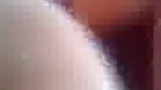 عاهرة جزائرية كبيرة الثدي تعرض وتمص حلمتيها في فيديو إباحي