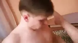 زوجة الأب تقدم فرجها لقضيب مراهق نابض