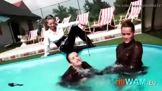 فعل اختراق مزدوج لفتاة أوروبية معدمة في بورنو صريح