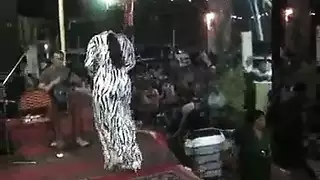 حفلة شاطئ إباحية: راقصات مثيرات في ملابس نارية يمارسن الجنس بشهية