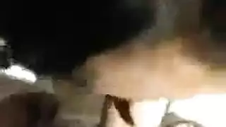 عاهرة مكتبية ذات صدر كبير تأخذ ضربًا على المكتب بينما الرئيس غائب