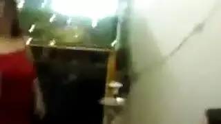 غرفة نوم في بيت دعارة: عاهرات وقحات تقدم تعرياً مثيراً بقمصان النوم