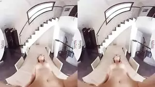 ضرب افتراضي: كيارا تأخذ عدة قضبان في فيلم واقع افتراضي إباحي