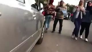 شاب مثير يصور طيز حجابة مغرية تمشي في الشارع سراً