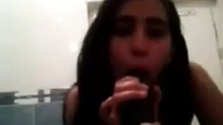 تستفزه بقضيب خضروات ثم تتوسل لقضيبه الصلب