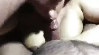 زوجة عاهرة تمص وتنكح رجلاً عربيًا والزوج الديوث يصور