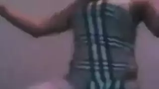 فتاة جزائرية جامحة تصرخ طالبة القضيب بينما تكشف فتحاتها