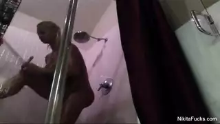 فعل مثلية صريح: نيكيتا تلمس كارلي بعمق في جلسة تدليك حميمة